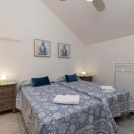 Castle Harbour 2 Bed Duplex Apartman